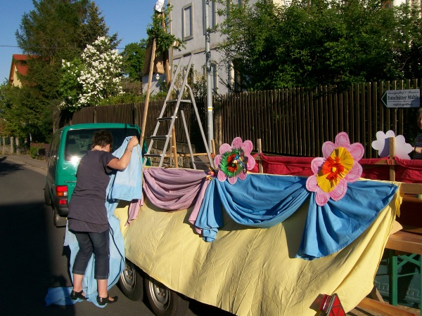 Der Umzugswagen der Kirchgemeinde wird vorbereitet.